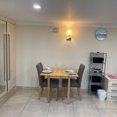 Studio Flat Gants Hill With Free Parking Redbridge Eksteriør bilde