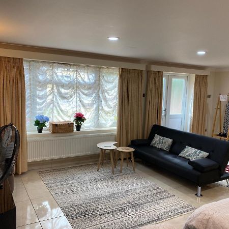 Studio Flat Gants Hill With Free Parking Redbridge Eksteriør bilde