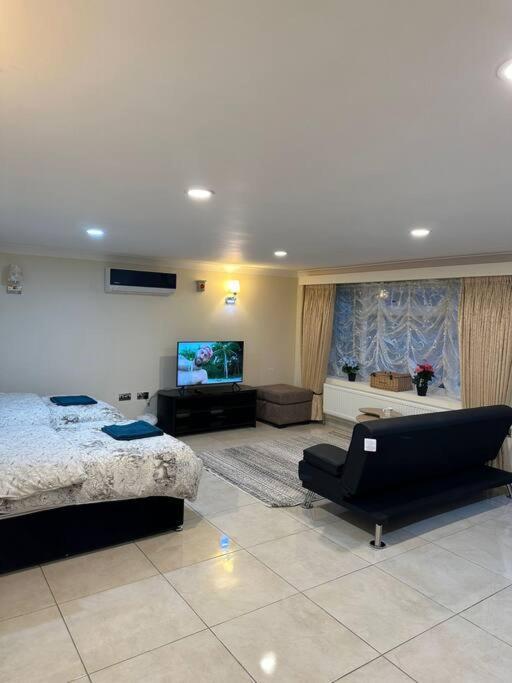 Studio Flat Gants Hill With Free Parking Redbridge Eksteriør bilde