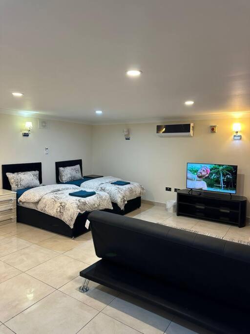 Studio Flat Gants Hill With Free Parking Redbridge Eksteriør bilde