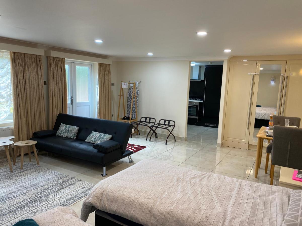 Studio Flat Gants Hill With Free Parking Redbridge Eksteriør bilde