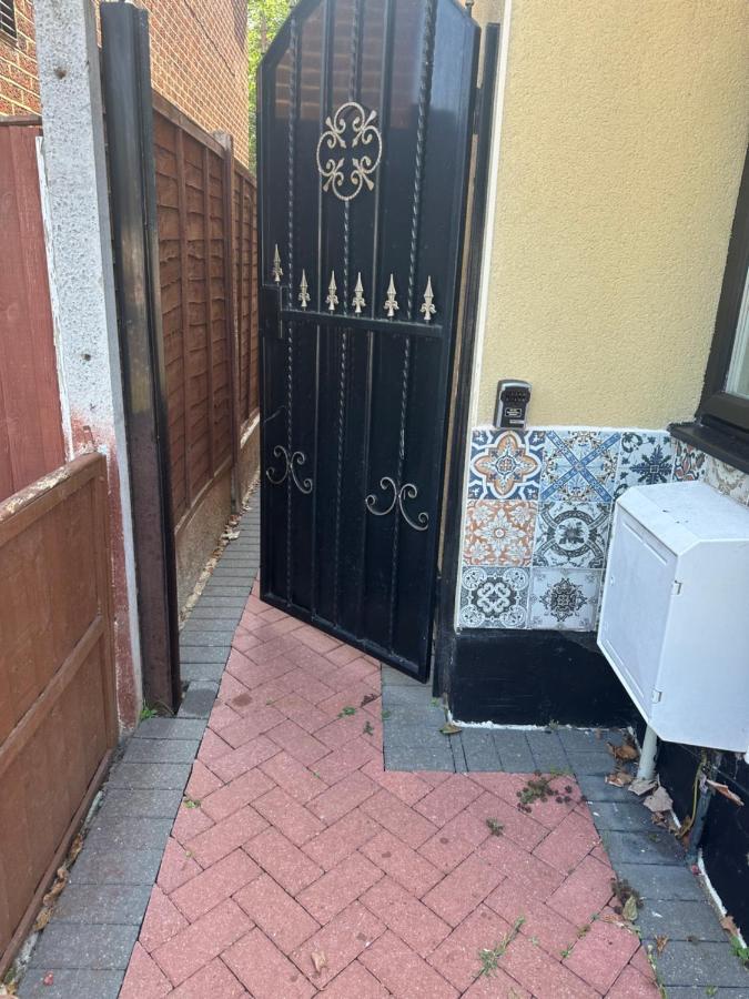 Studio Flat Gants Hill With Free Parking Redbridge Eksteriør bilde